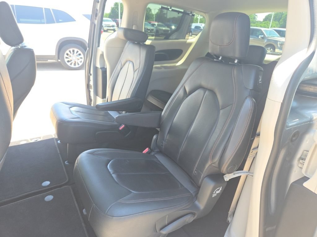 Used 2020 Chrysler Pacifica Touring-L FWD image 8