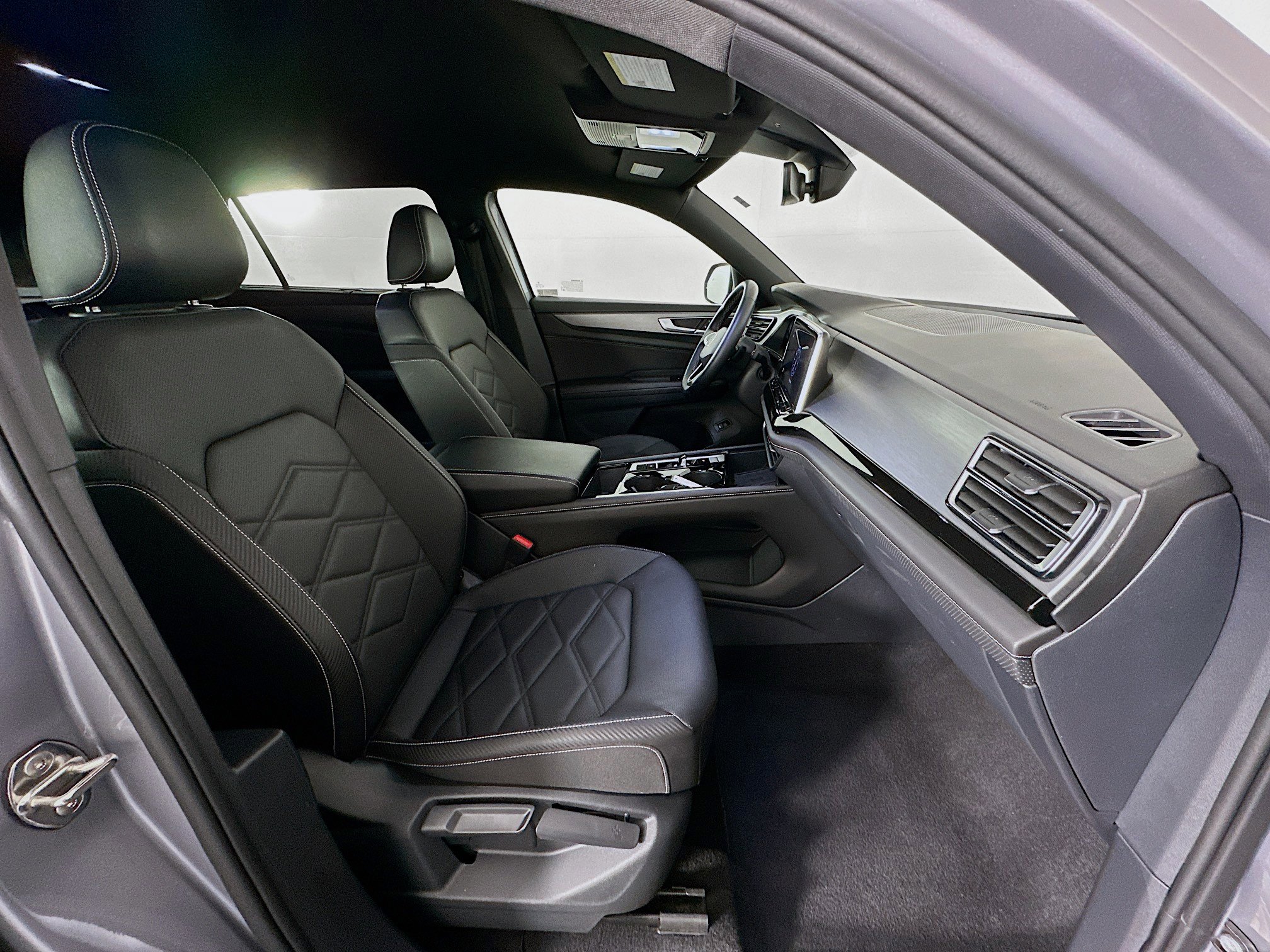 Used 2025 Volkswagen Atlas Cross Sport SE image 33