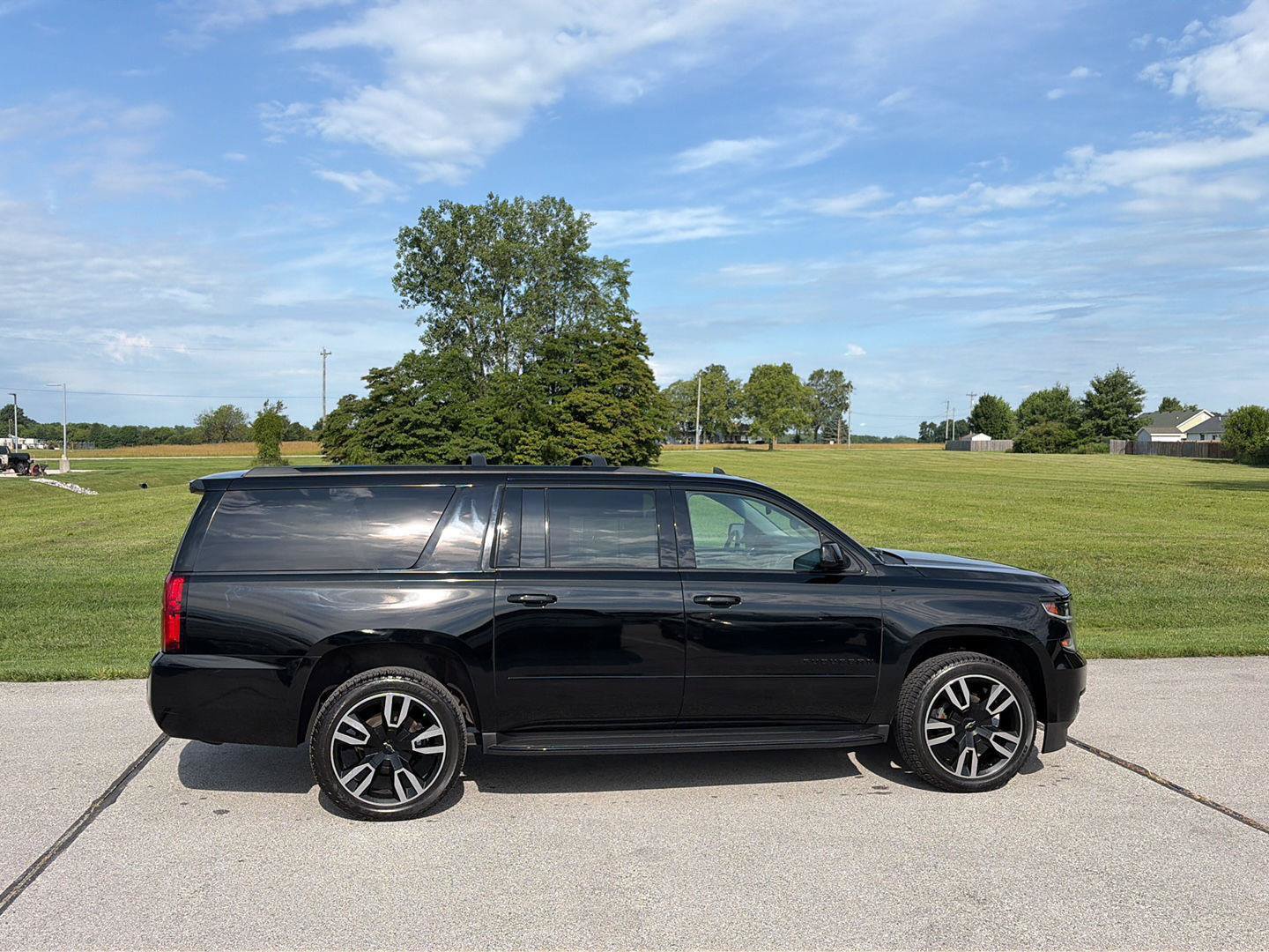 Used 2019 Chevrolet Suburban Premier AWD/4WD image 7