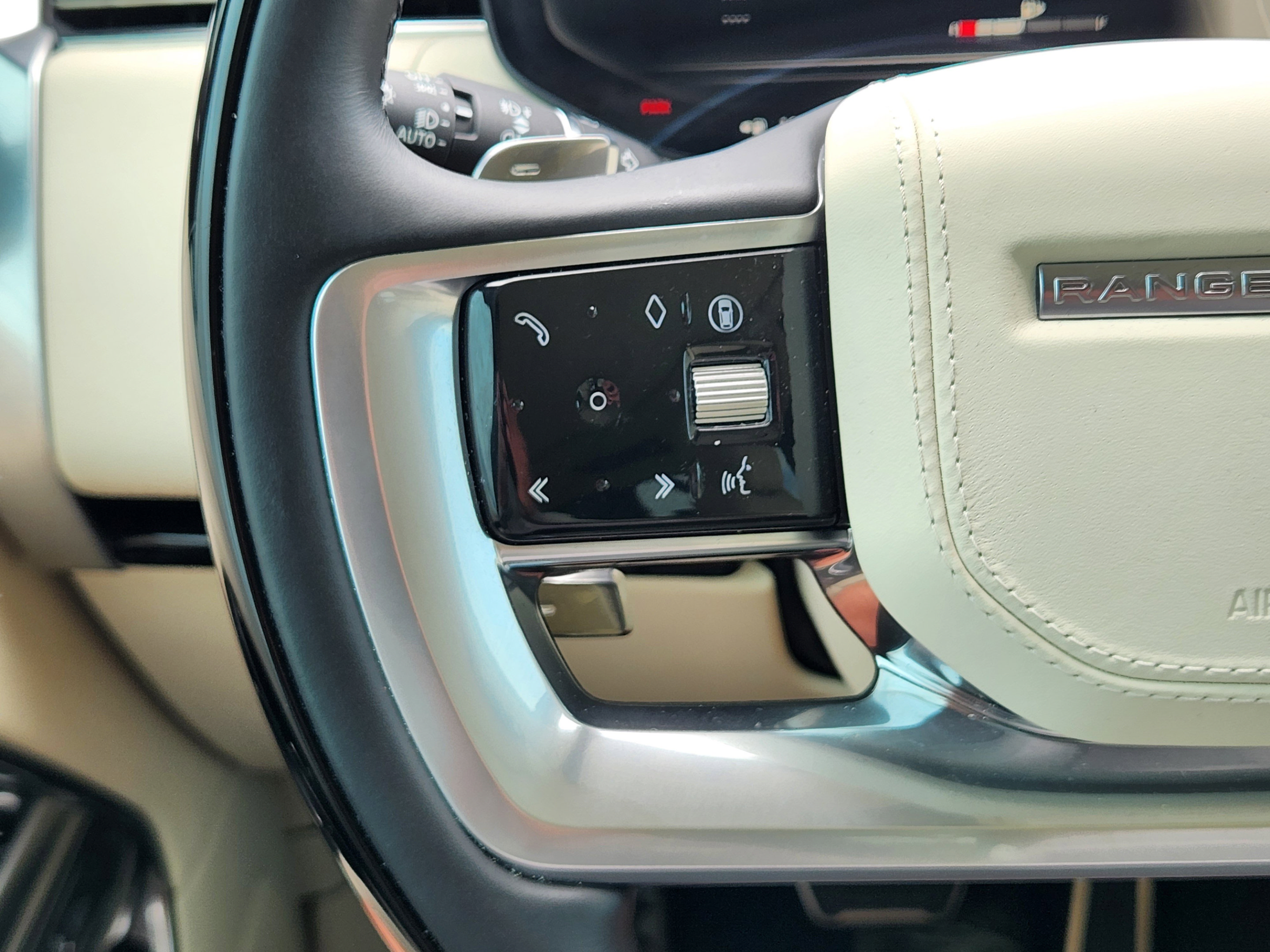 Certified 2025 Land Rover Range Rover SE AWD/4WD image 23