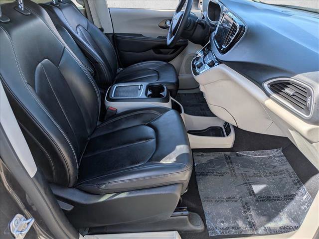Used 2023 Chrysler Pacifica Touring-L image 19