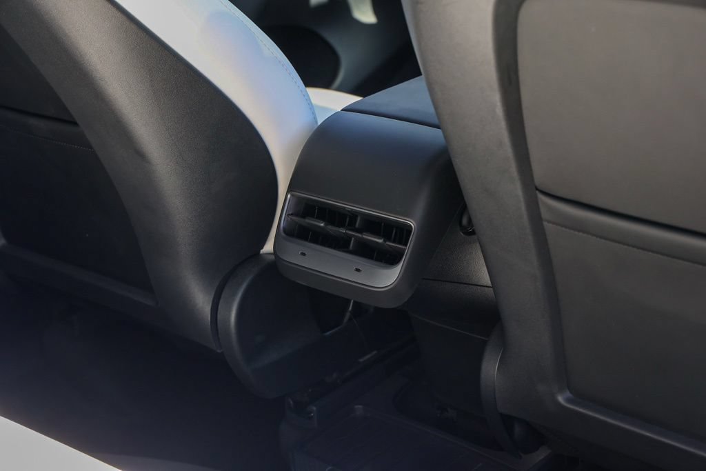 Used 2024 Tesla Model Y Long Range AWD/4WD image 18