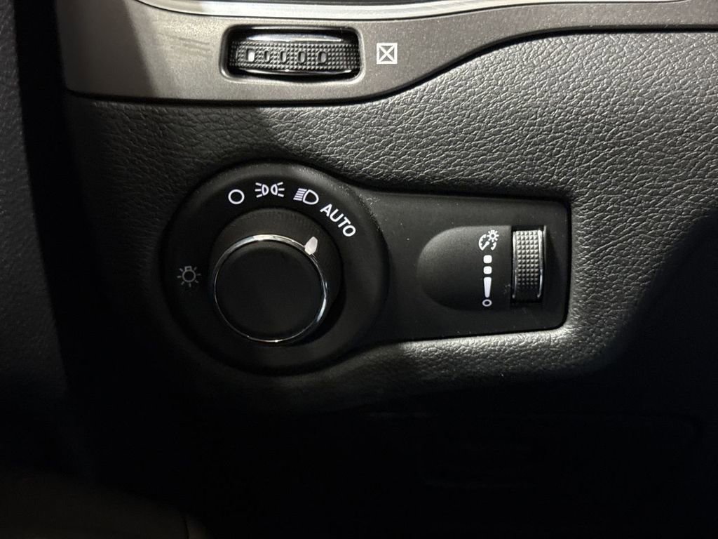 Used 2020 Jeep Cherokee Latitude w/ Cold Weather Group image 18