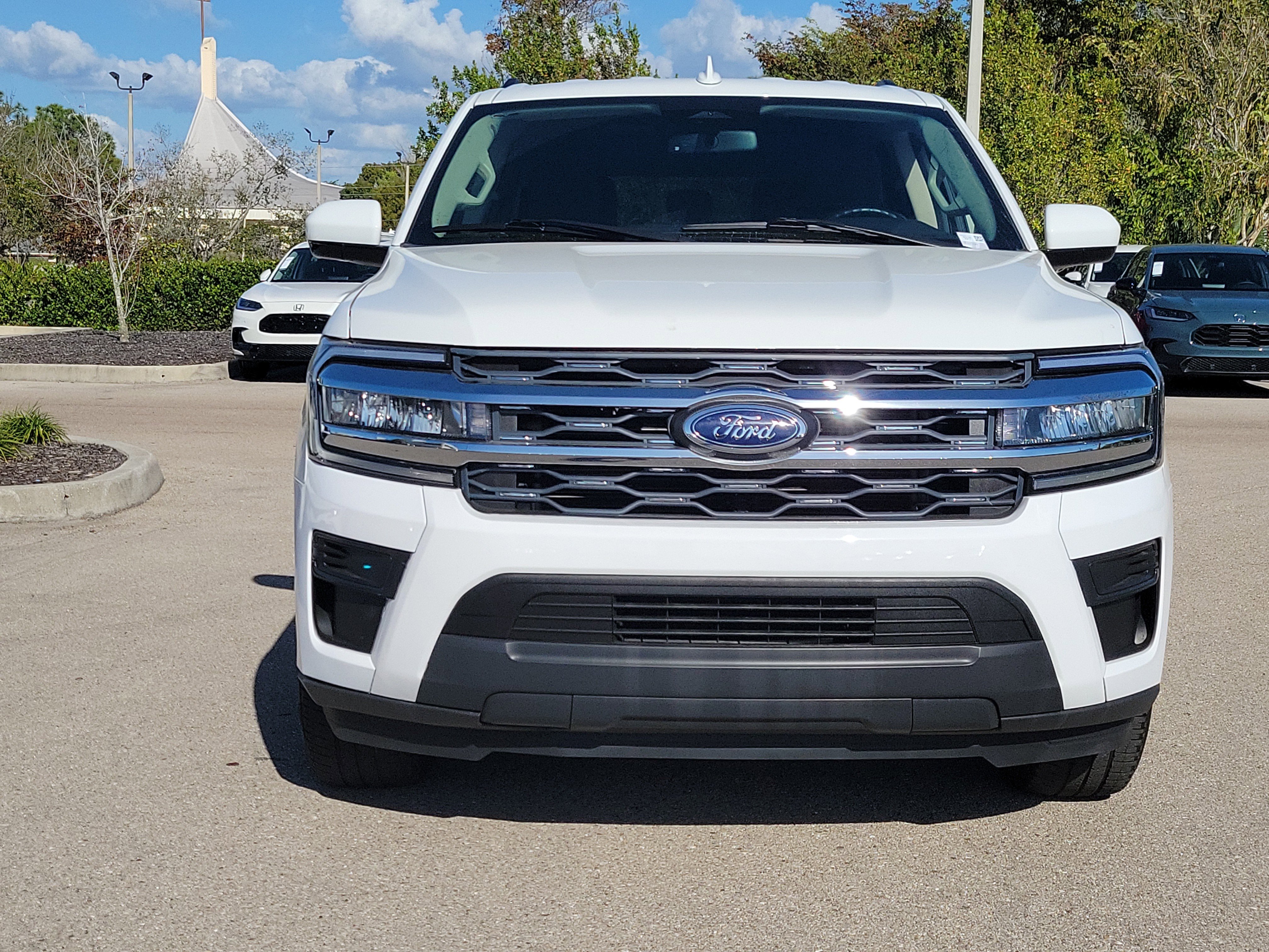 Used 2024 Ford Expedition Max XLT image 2
