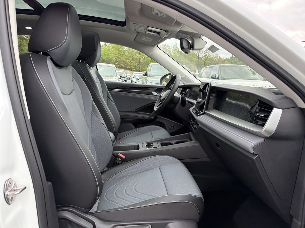 New 2026 Volkswagen Tiguan SE FWD image 18