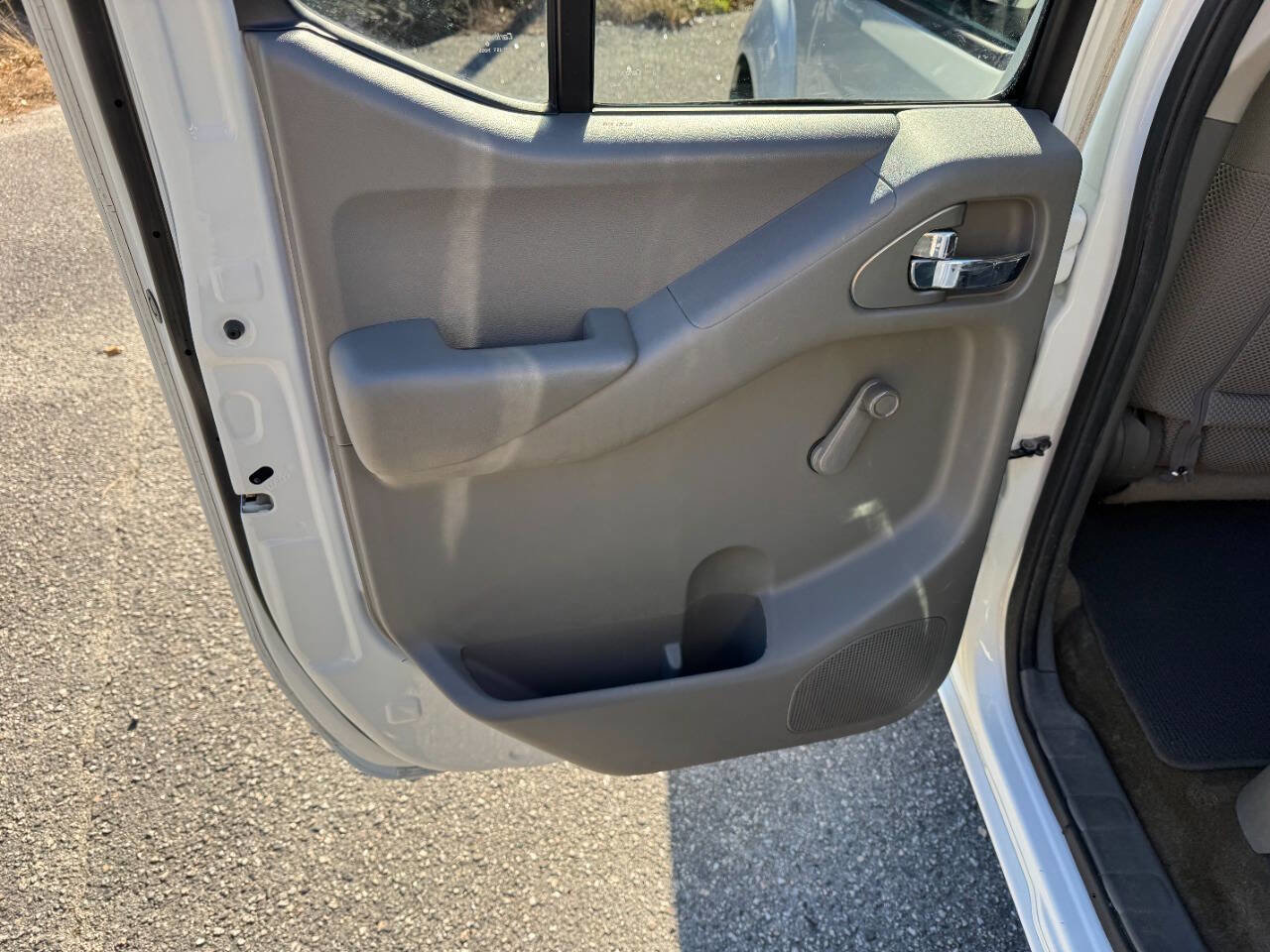 Used 2013 Nissan Frontier S image 38