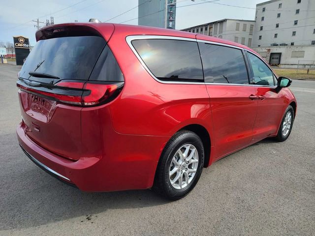 Used 2025 Chrysler Pacifica Select image 7