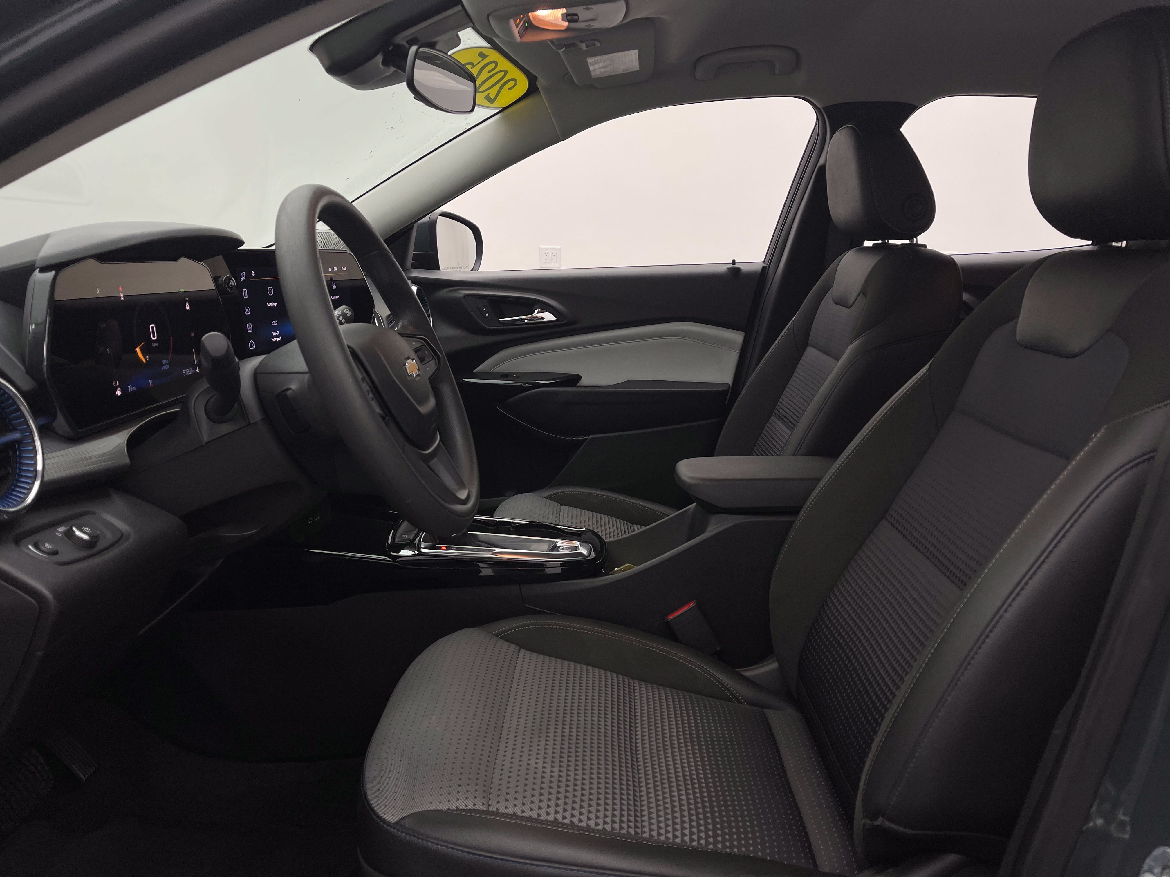 Used 2025 Chevrolet Trax LT FWD image 15