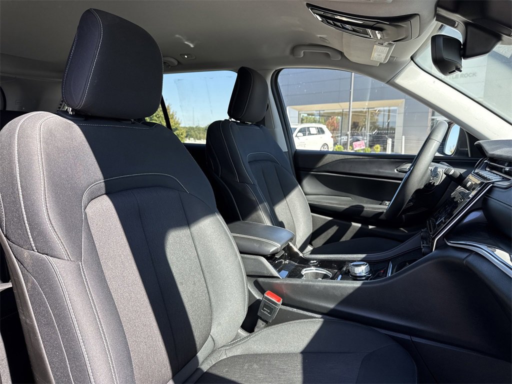 Used 2023 Jeep Grand Cherokee Laredo w/ Luxury Tech Group I image 17