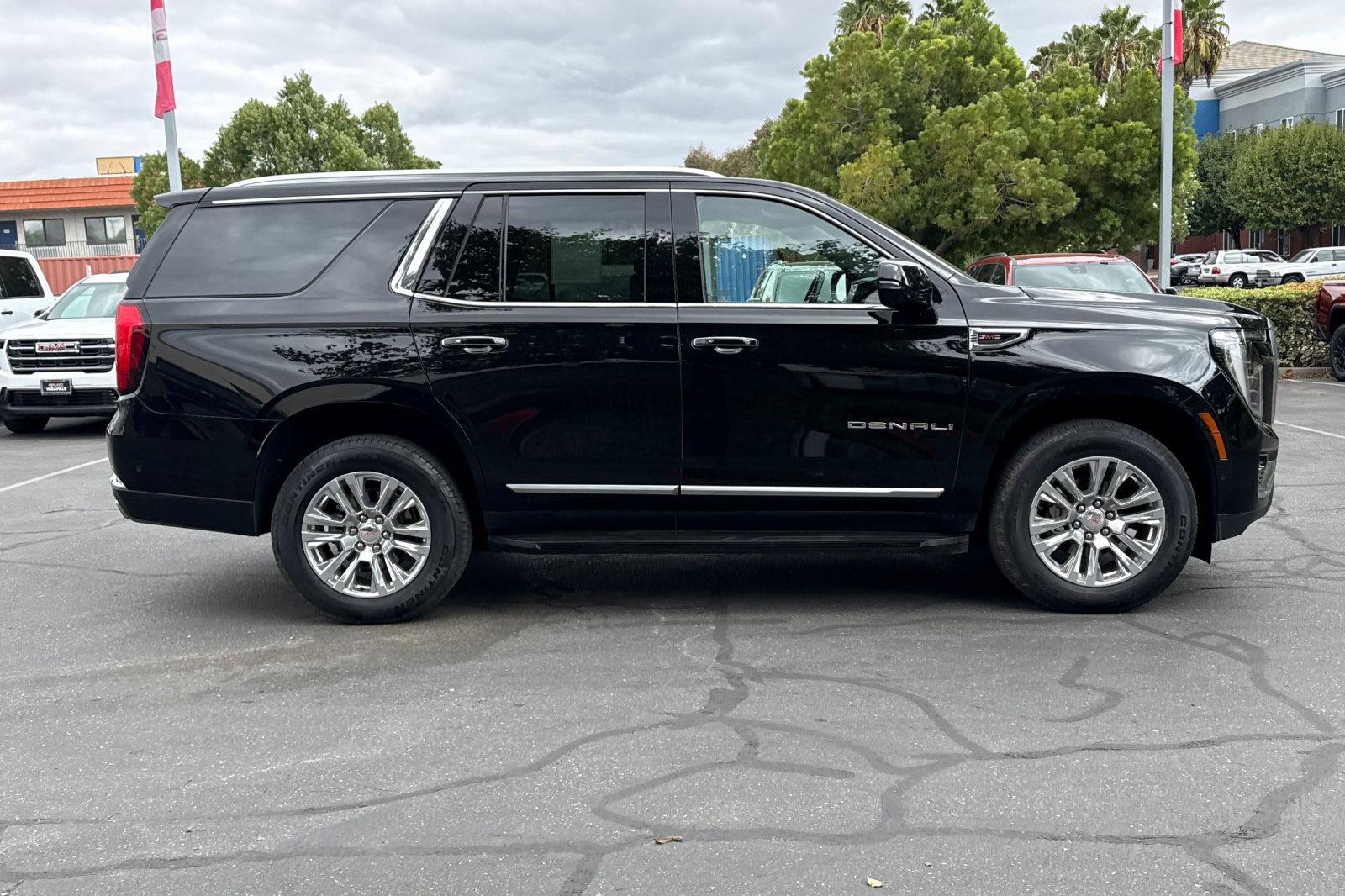 Used 2025 GMC Yukon Denali AWD/4WD image 3