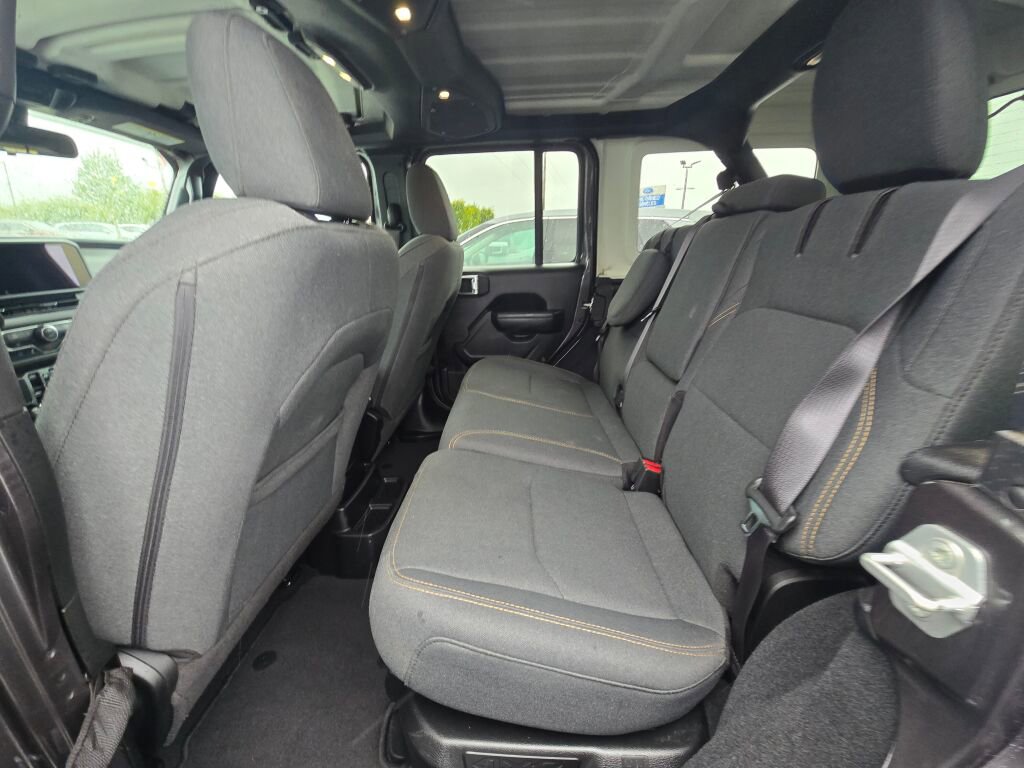 Used 2024 Jeep Wrangler Unlimited image 13