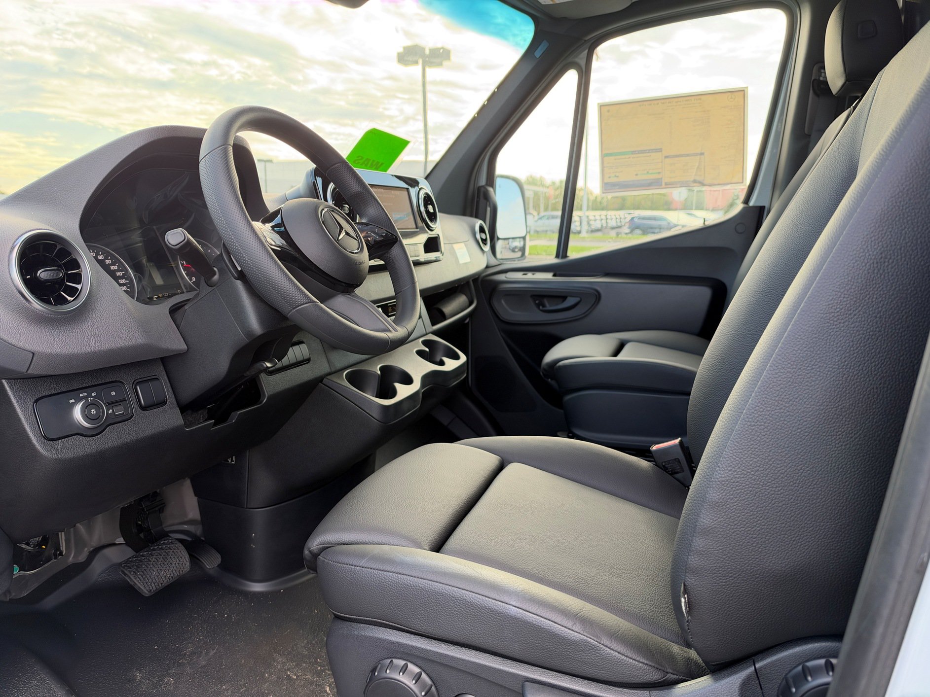 Used 2025 Mercedes-Benz Sprinter 2500 image 9