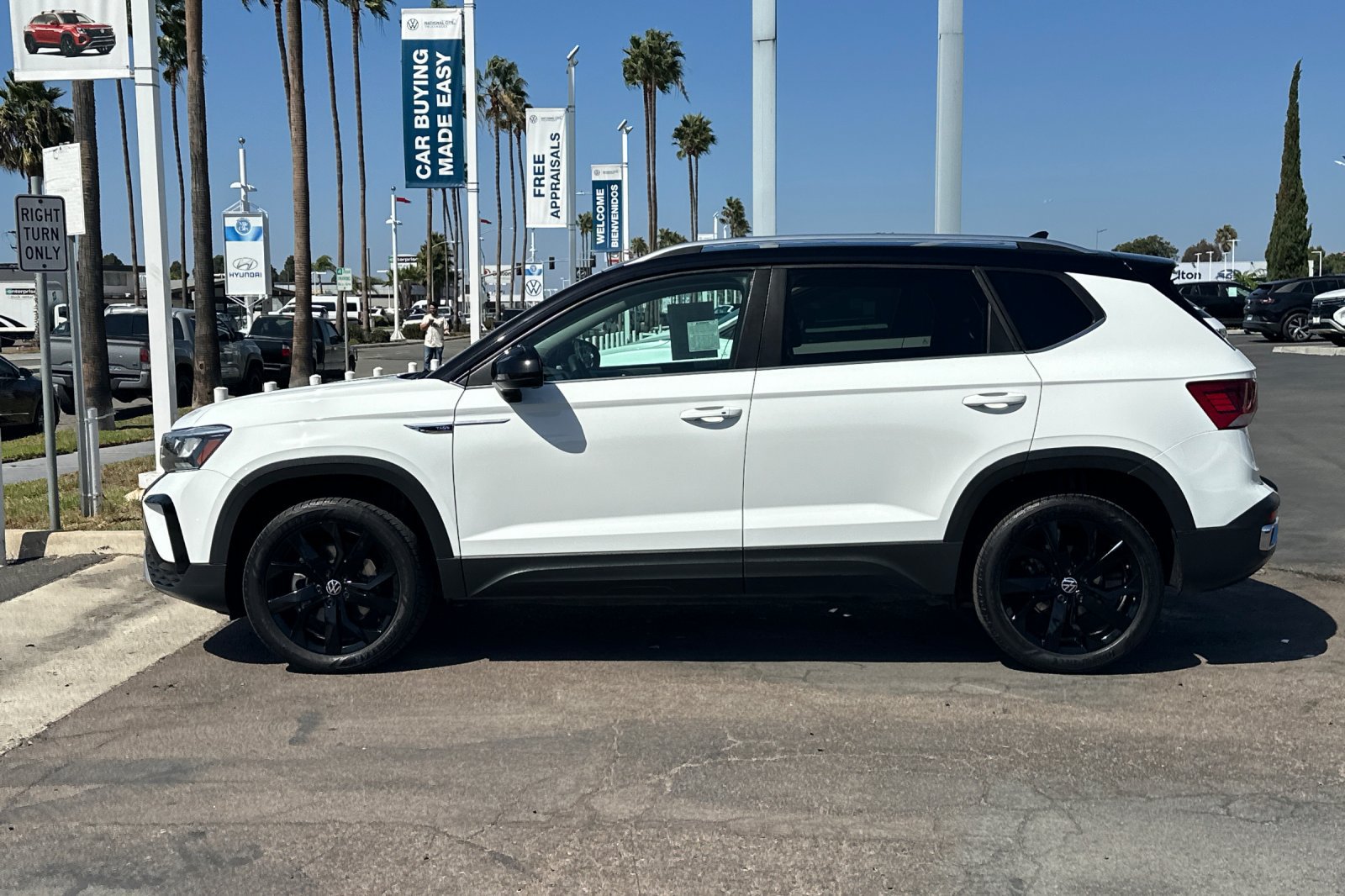 Used 2023 Volkswagen Taos SE w/ Panoramic Sunroof Package FWD image 7