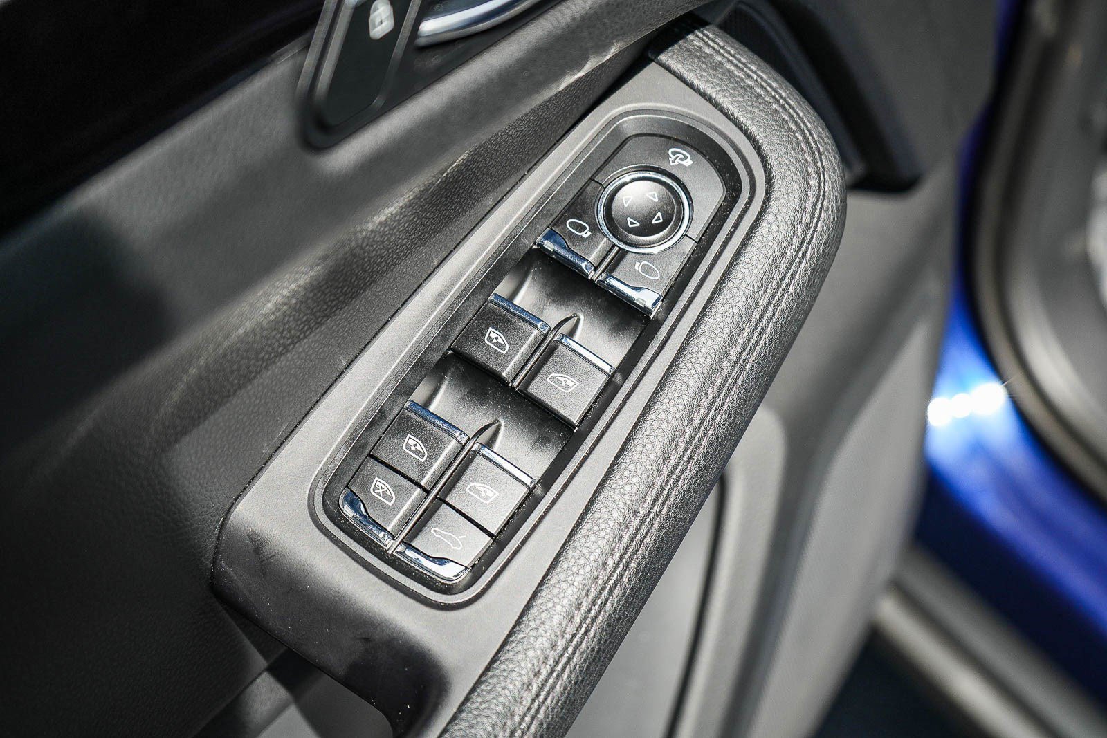 Used 2023 Porsche Macan AWD/4WD image 19