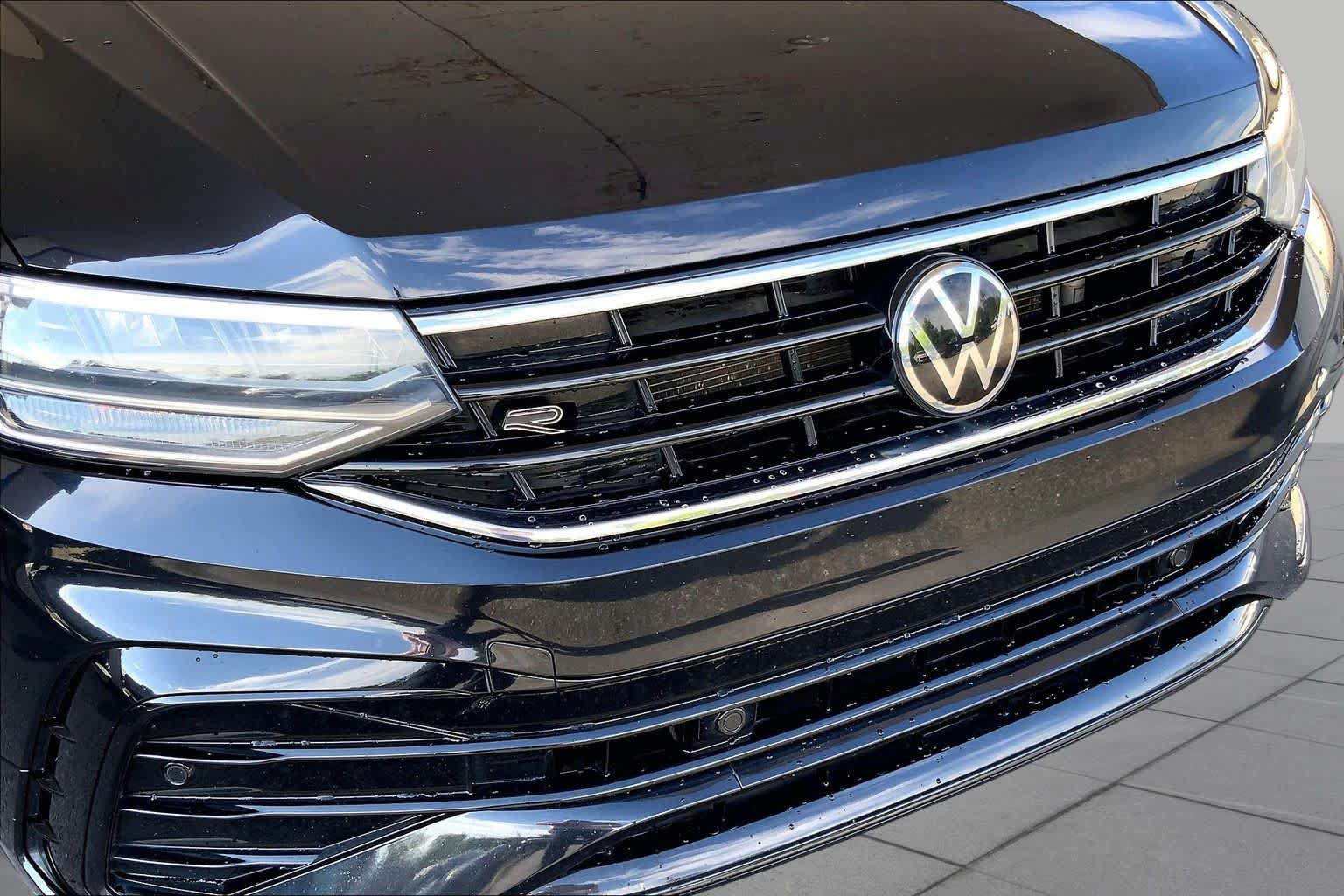 Used 2023 Volkswagen Tiguan SE R-Line FWD image 30