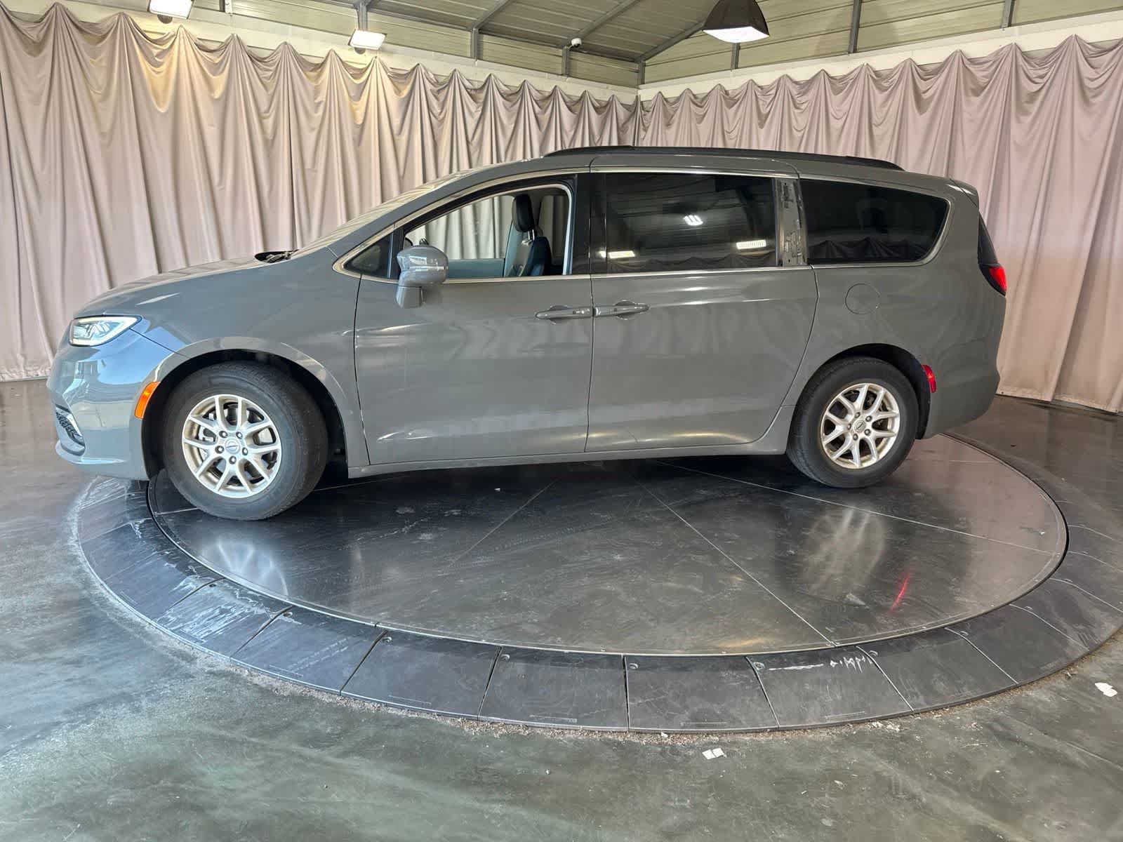 Used 2022 Chrysler Pacifica Touring-L FWD image 8