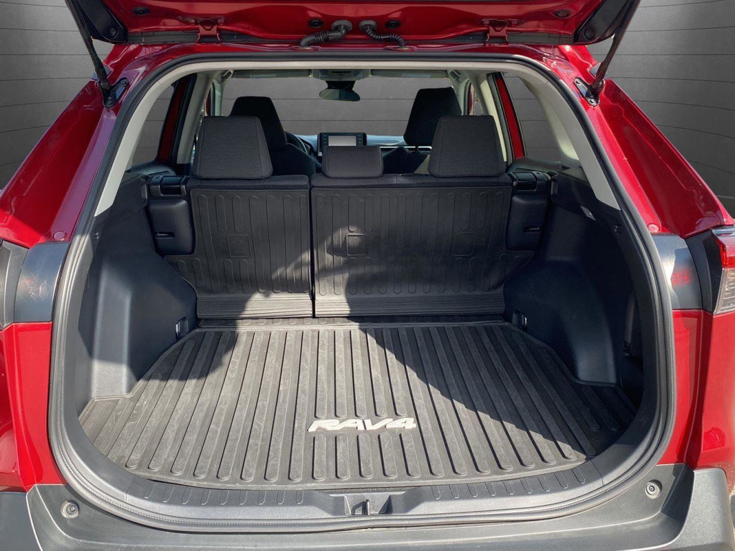 Used 2021 Toyota RAV4 LE image 10