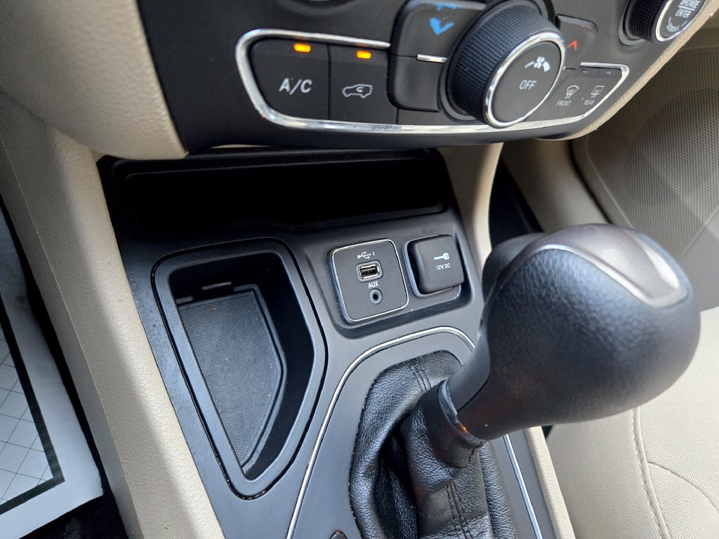 Used 2019 Jeep Cherokee Latitude w/ Popular Appearance Group FWD image 23