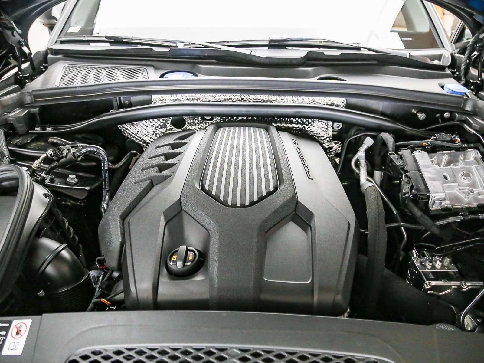 Certified 2026 Porsche Macan AWD/4WD image 32