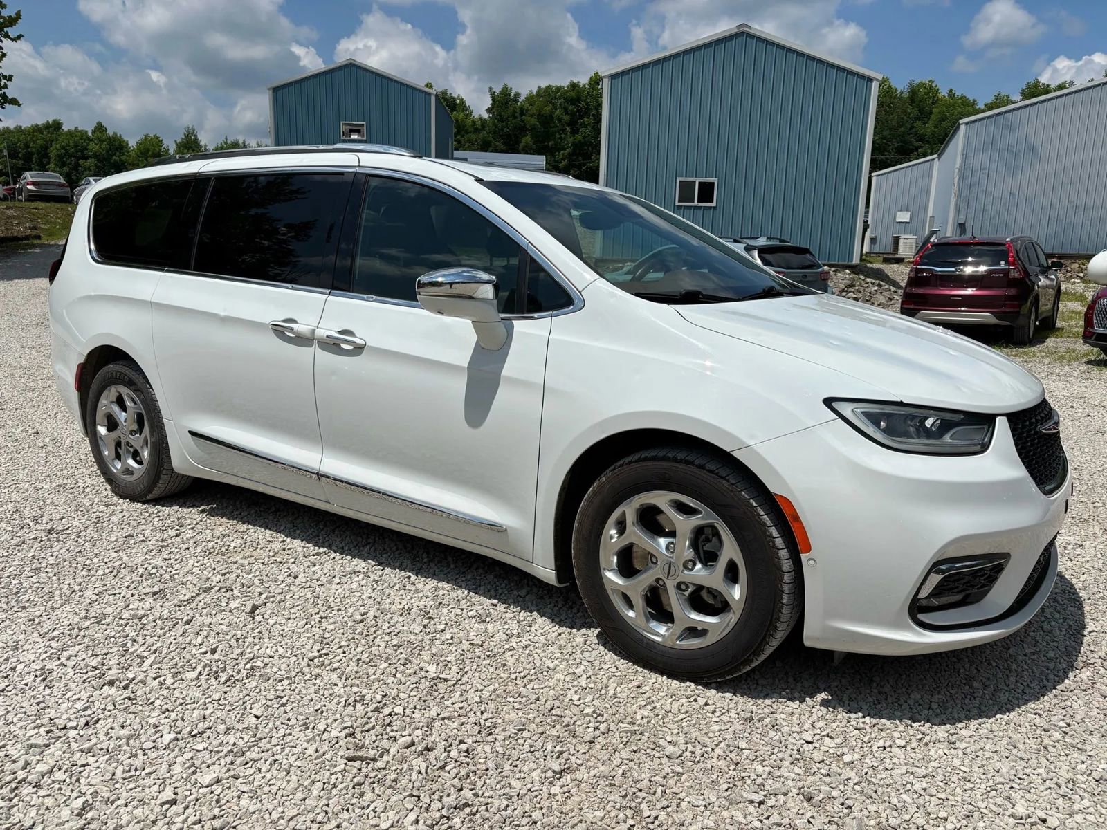 Used 2021 Chrysler Pacifica Limited w/ Uconnect Theater Family Group