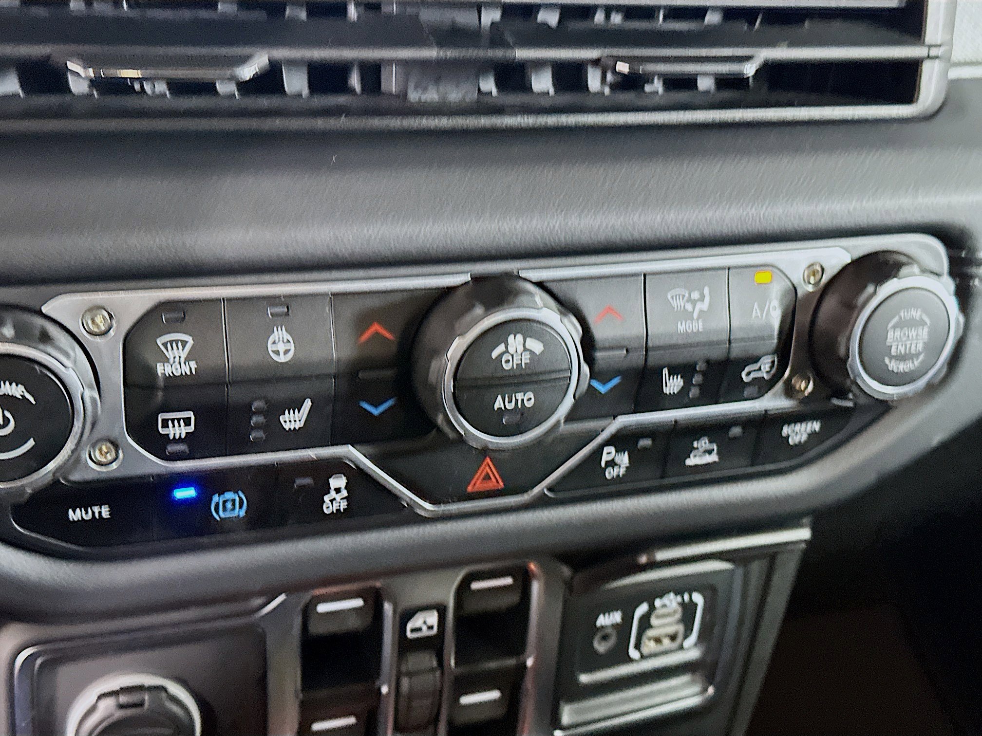 Used 2025 Jeep Wrangler Sahara w/ Safety Group image 23