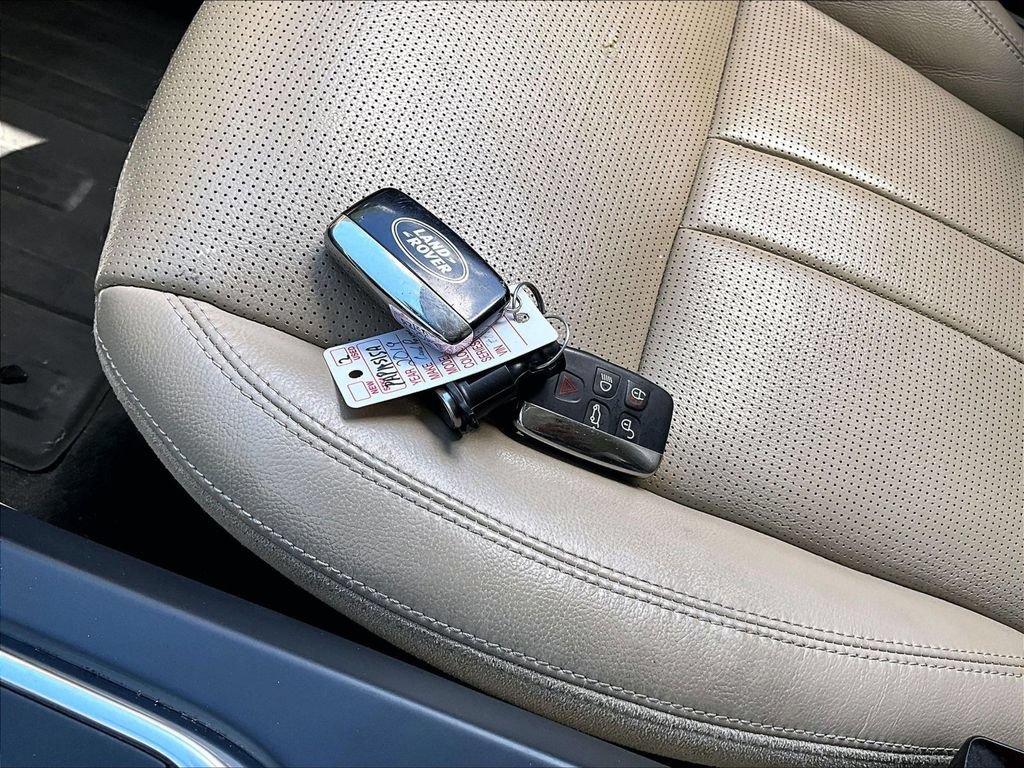 Used 2019 Land Rover Discovery Sport HSE AWD/4WD image 16