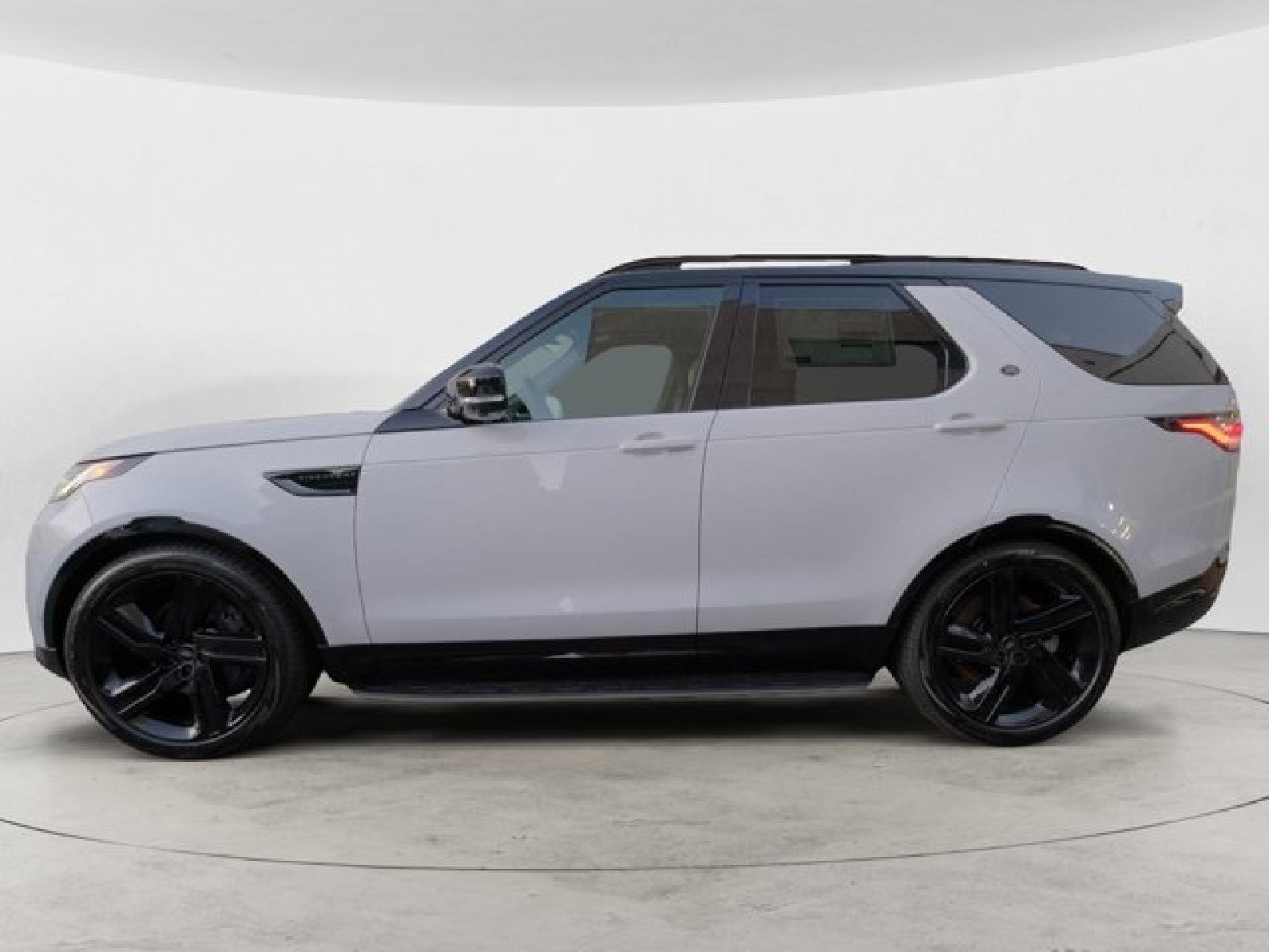 New 2025 Land Rover Discovery Dynamic SE image 2