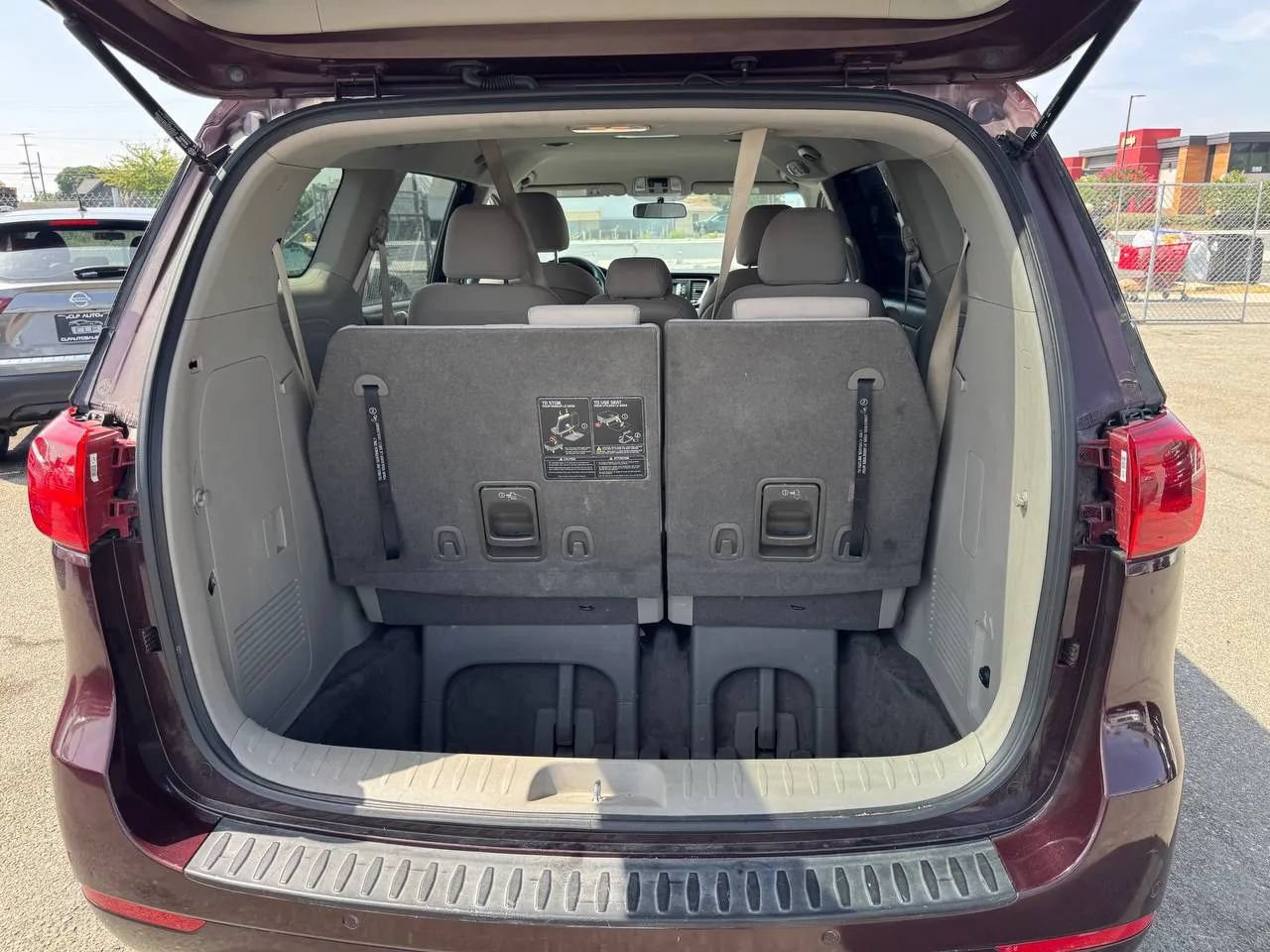 Used 2018 Kia Sedona LX FWD image 11