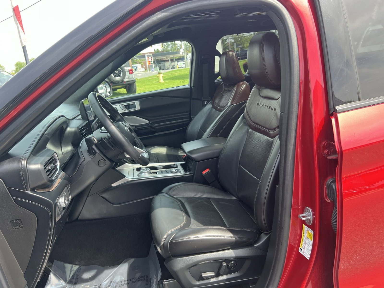 Used 2021 Ford Explorer Platinum w/ Equipment Group 601A AWD/4WD image 21