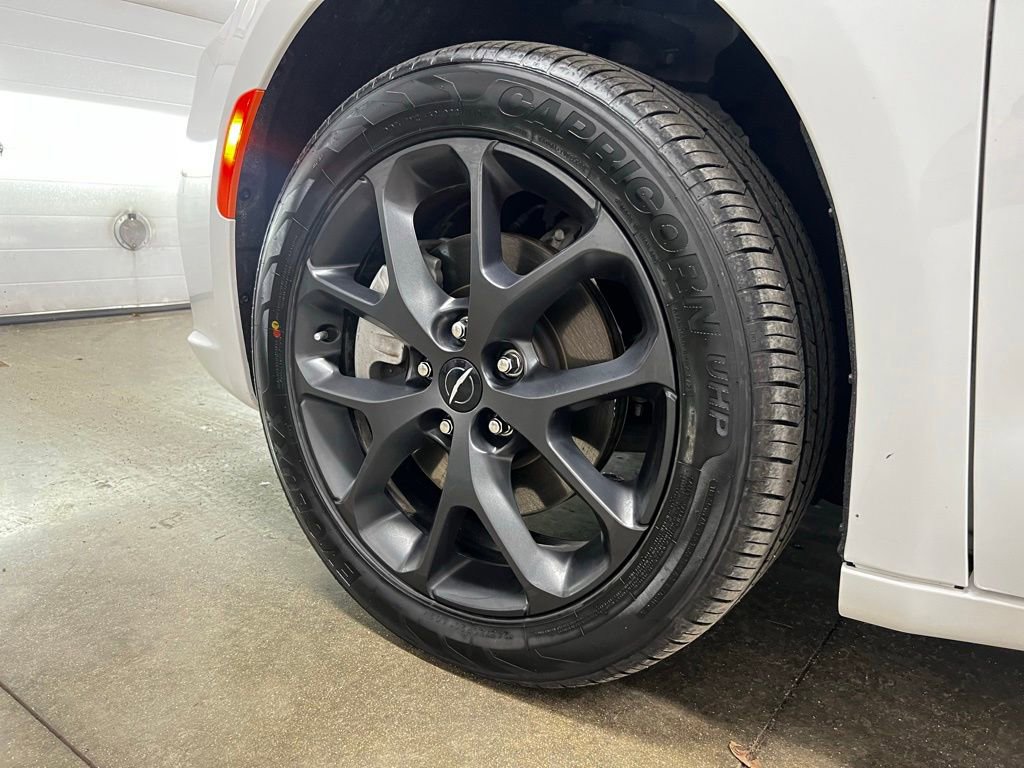 Used 2023 Chrysler Pacifica Touring-L w/ S Appearance Package image 10