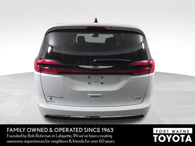 Used 2024 Chrysler Pacifica Limited image 8