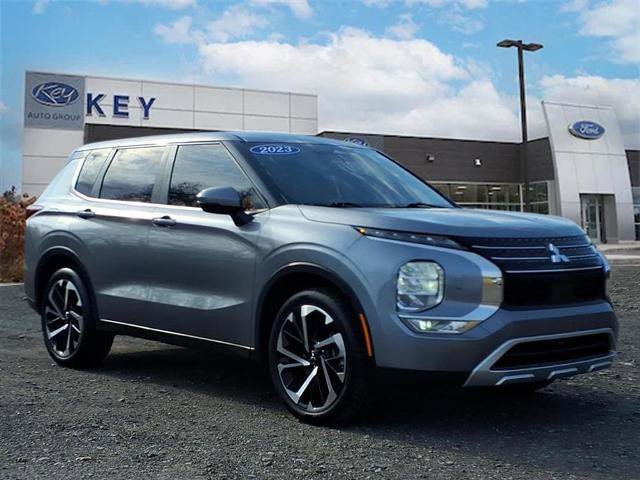 Used 2023 Mitsubishi Outlander SE image 1