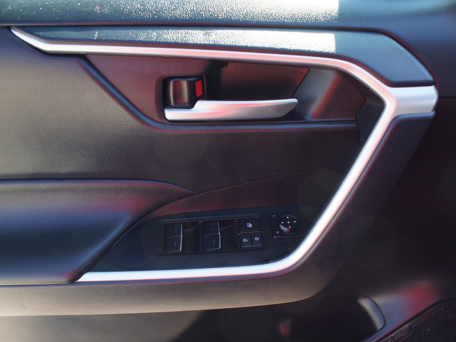 Used 2025 Toyota RAV4 XLE AWD/4WD image 27