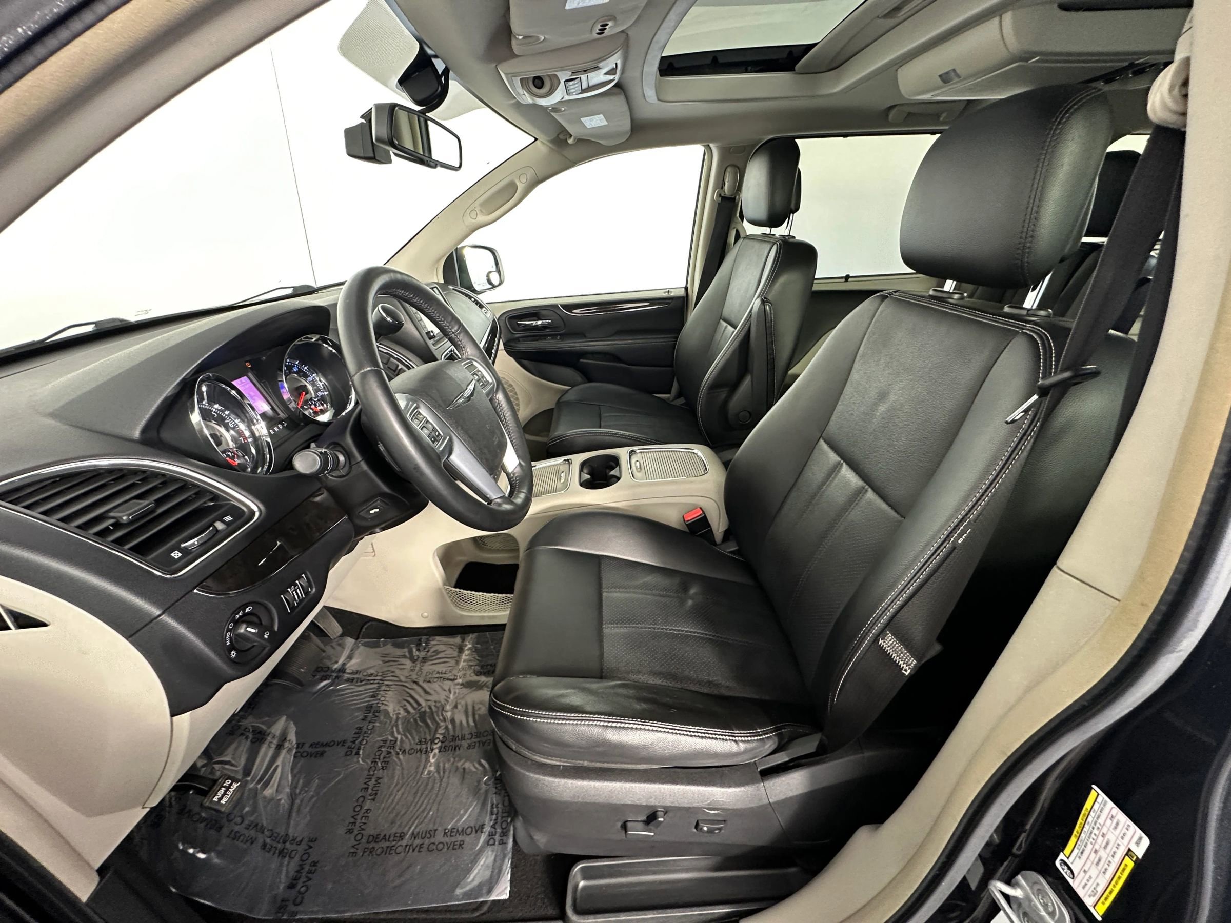 Used 2012 Chrysler Town & Country Touring-L w/ Premium Group FWD image 21