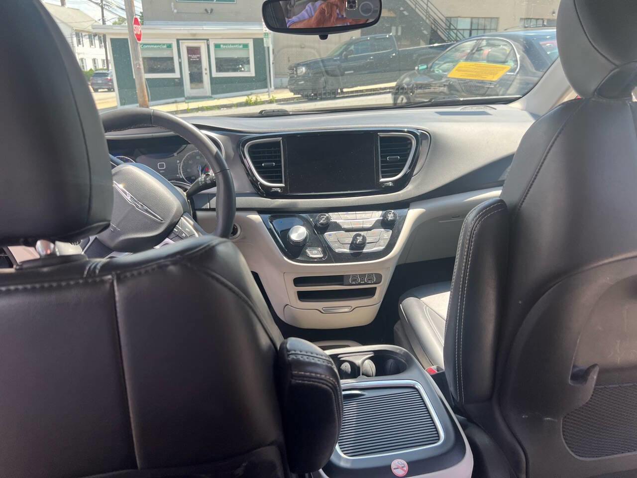 Used 2023 Chrysler Pacifica Touring-L image 12
