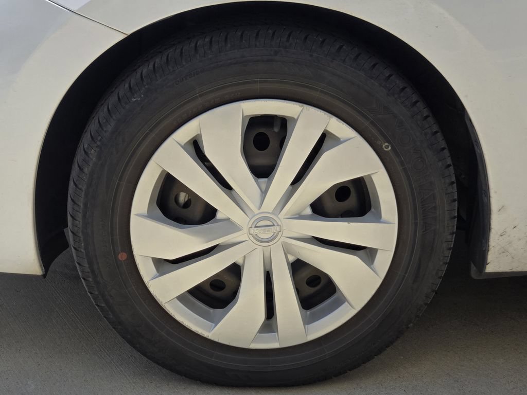 Used 2022 Nissan Versa S FWD image 11