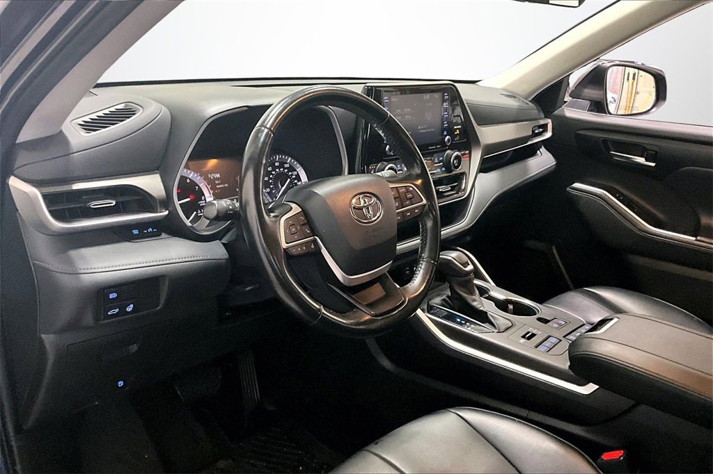 Used 2022 Toyota Highlander XLE image 17