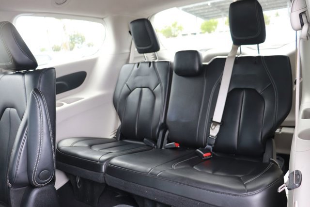 Used 2023 Chrysler Pacifica Touring-L image 14
