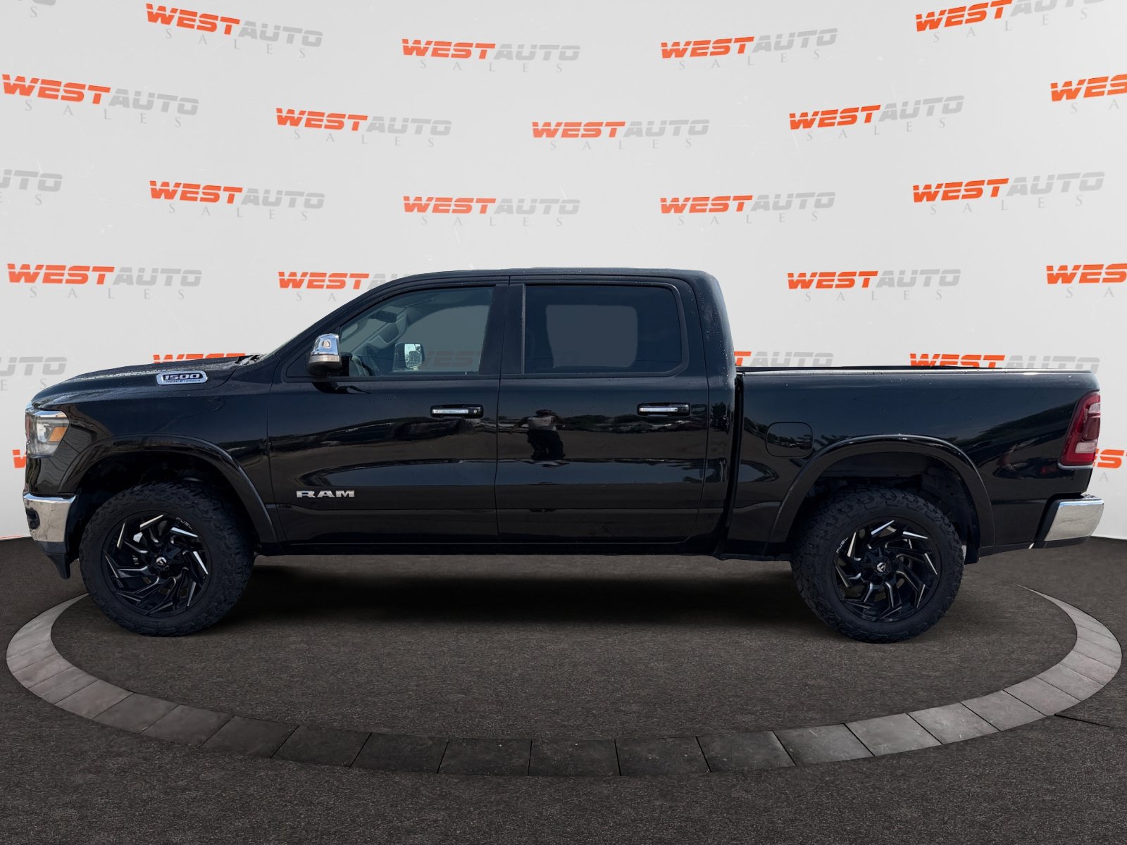 Used 2022 RAM 1500 Laramie AWD/4WD image 2