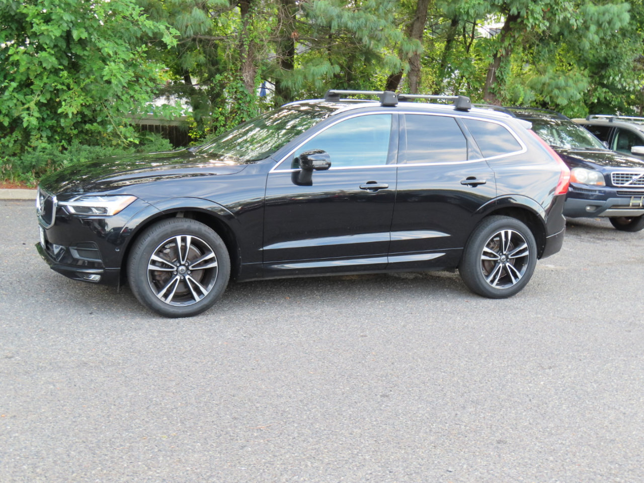 Used 2018 Volvo XC60 T6 Momentum w/ Convenience Package image 4