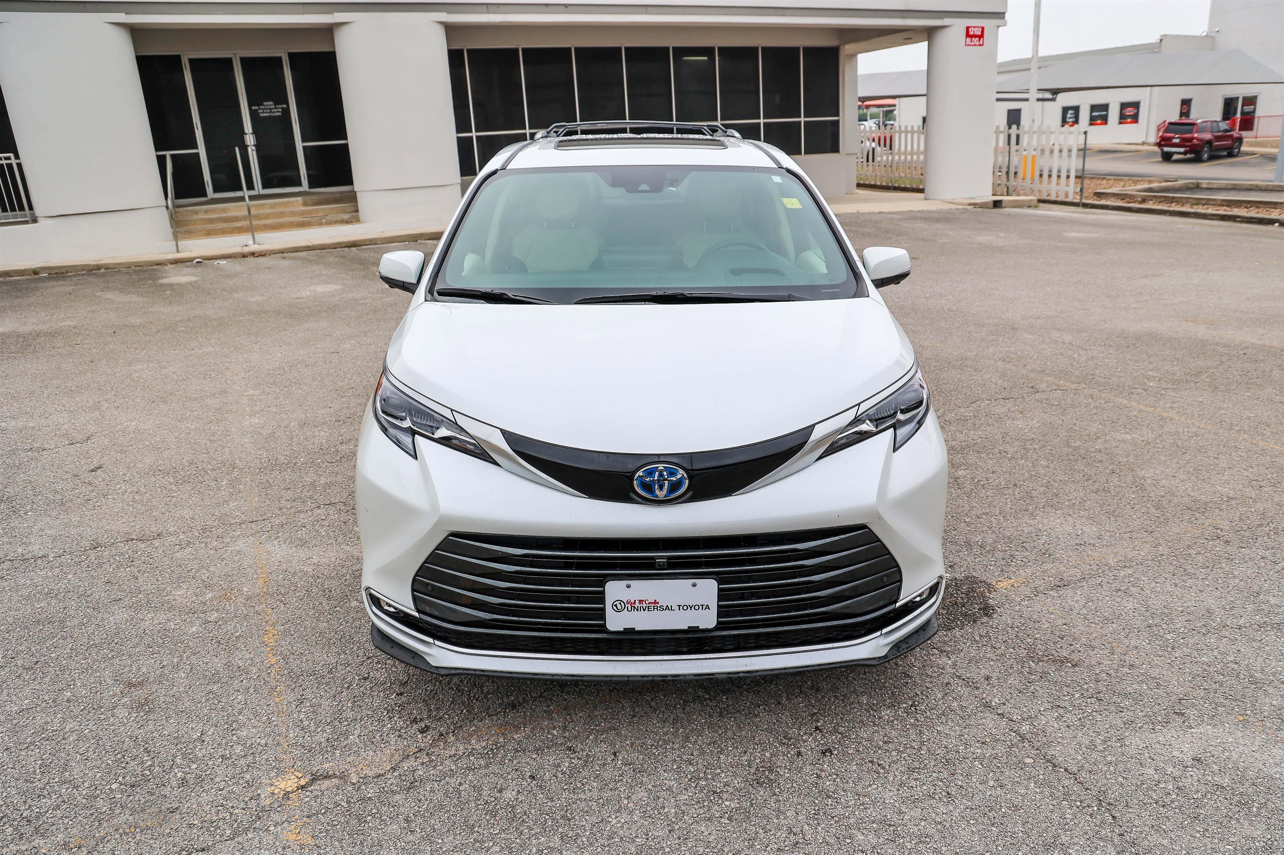 Used 2025 Toyota Sienna Platinum FWD image 4