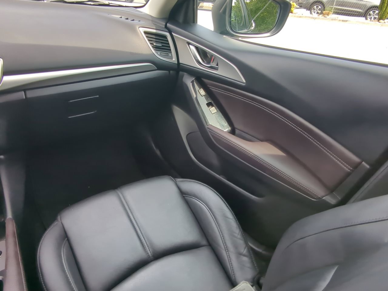 Used 2018 MAZDA MAZDA3 Touring FWD image 14