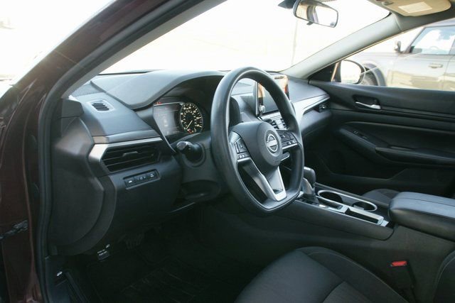 Used 2024 Nissan Altima 2.5 SV image 13