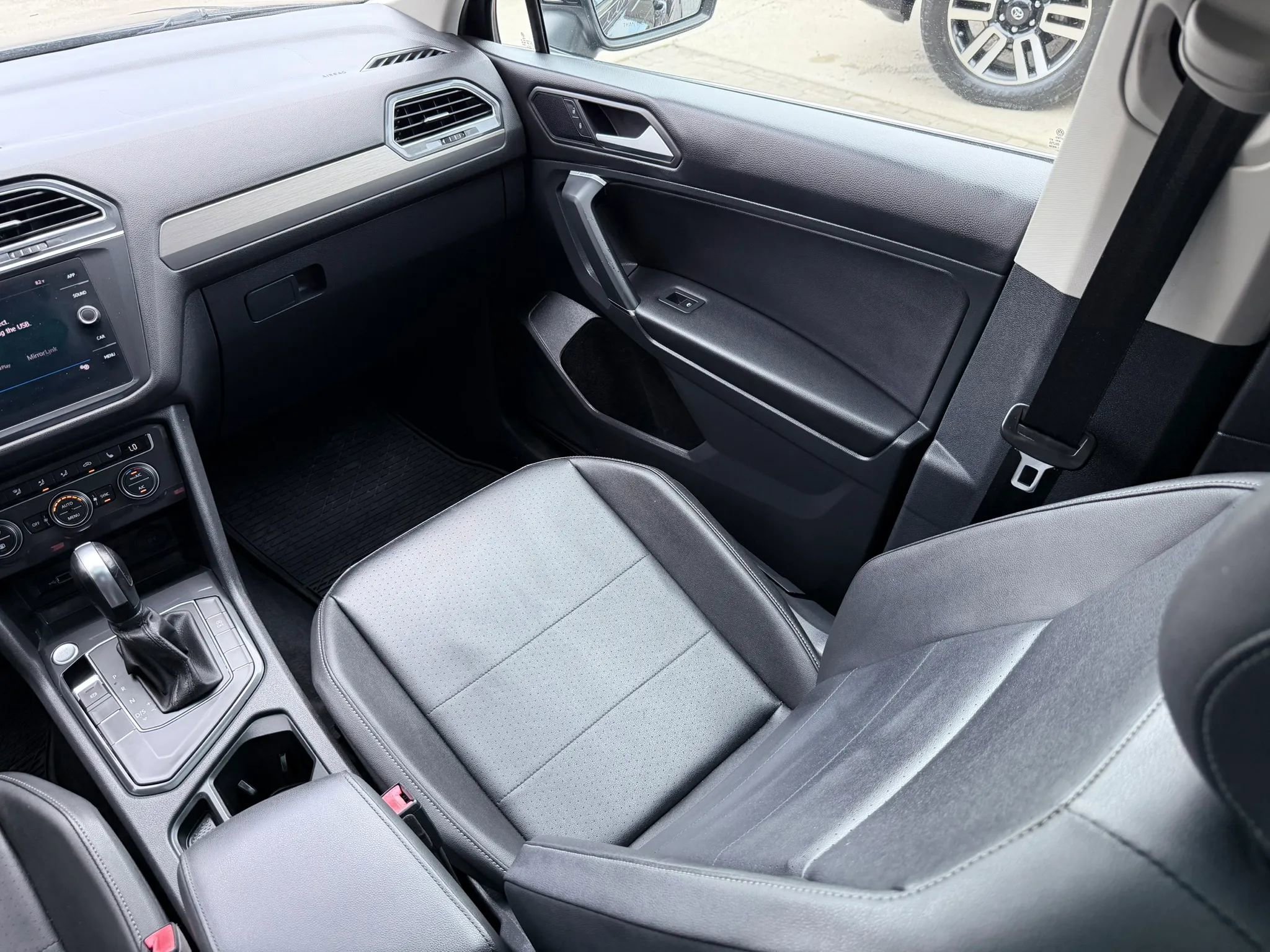 Used 2020 Volkswagen Tiguan SE w/ Panoramic Sunroof Package FWD image 19