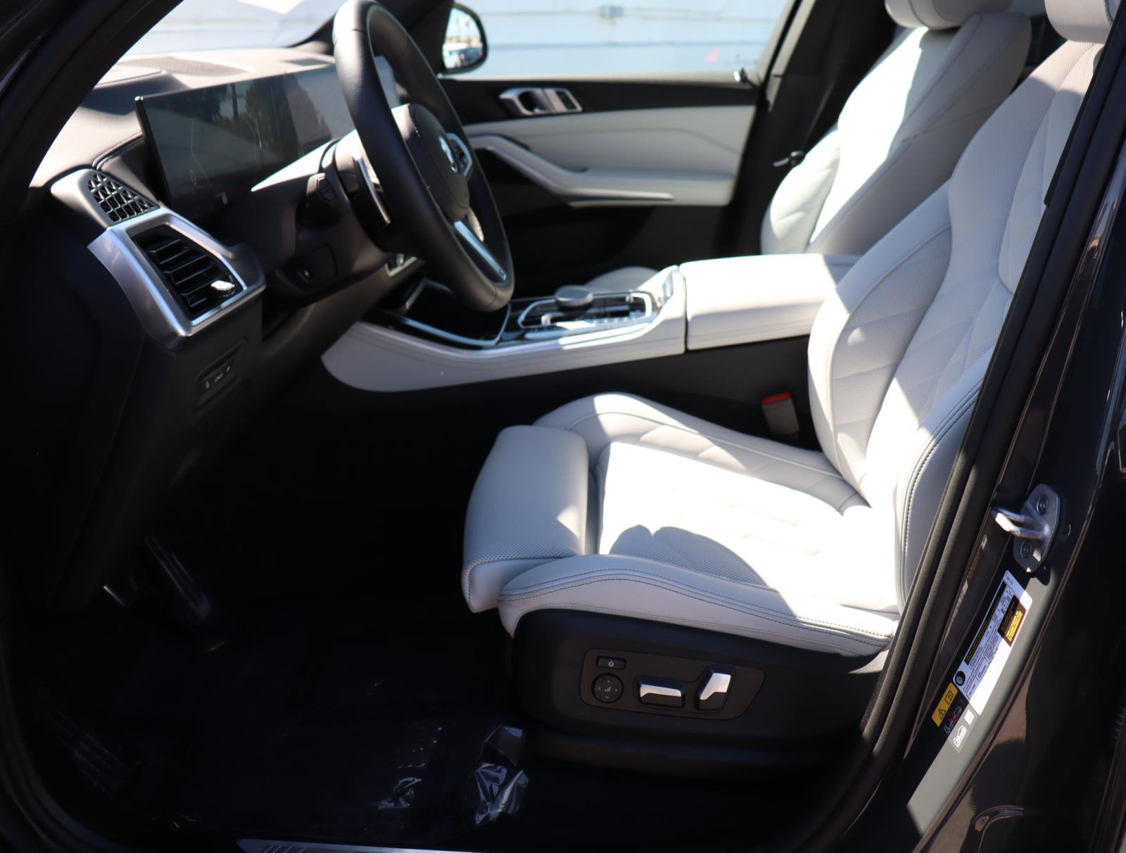 Used 2025 BMW X5 xDrive50e w/ M Sport Package image 17