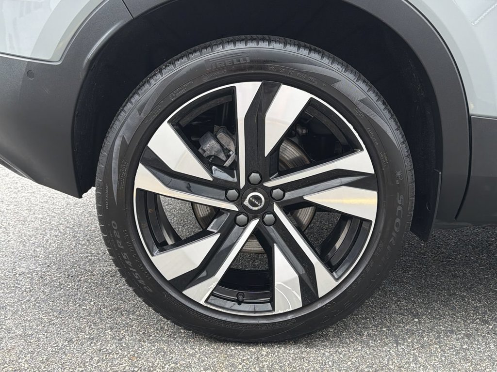 Certified 2024 Volvo XC40 B5 Plus w/ Climate Package AWD/4WD image 12