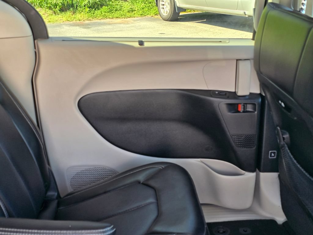 Used 2024 Chrysler Pacifica Touring-L FWD image 46