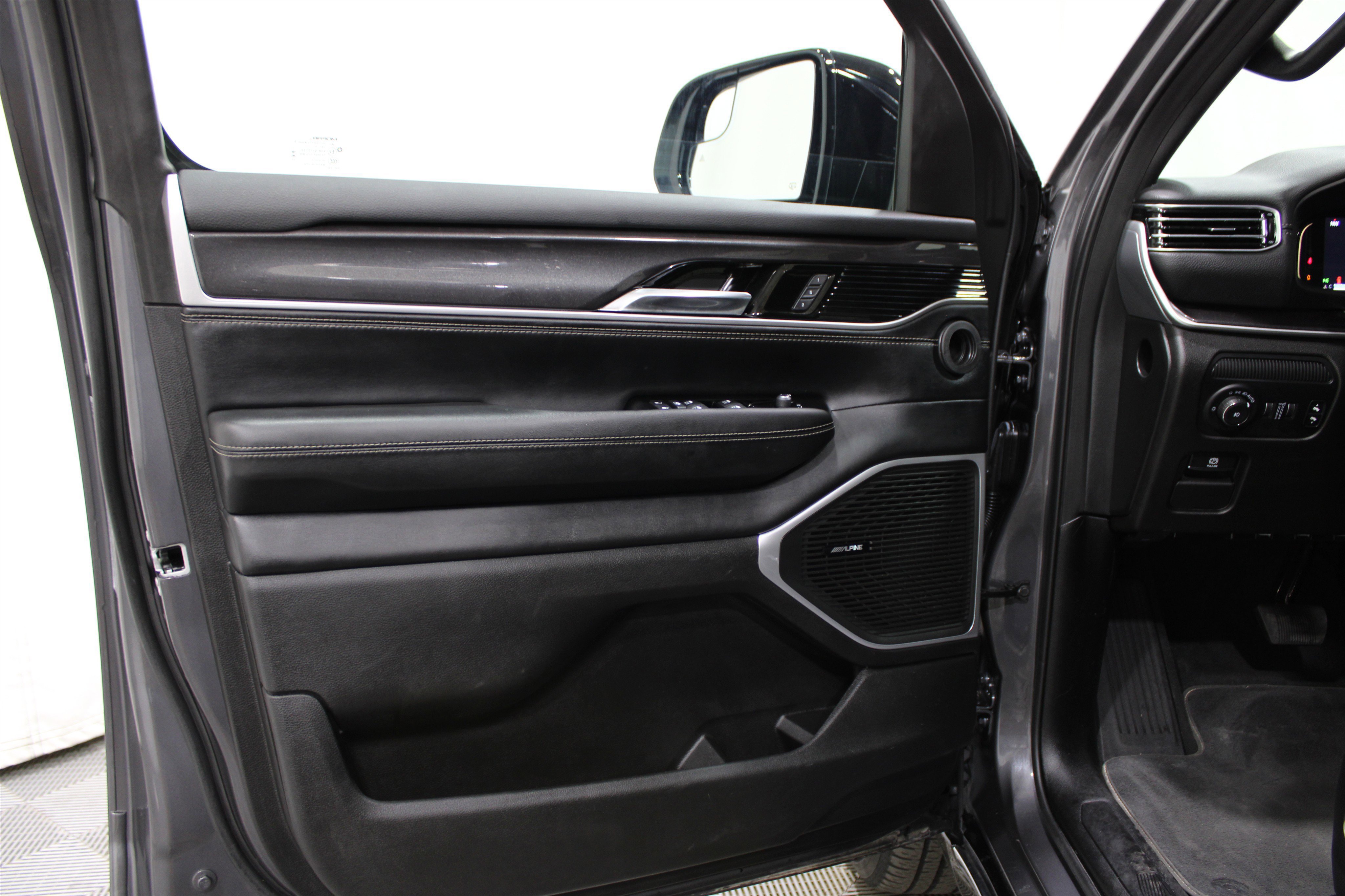 Used 2024 Jeep Wagoneer 4WD w/ Premium Group I image 6