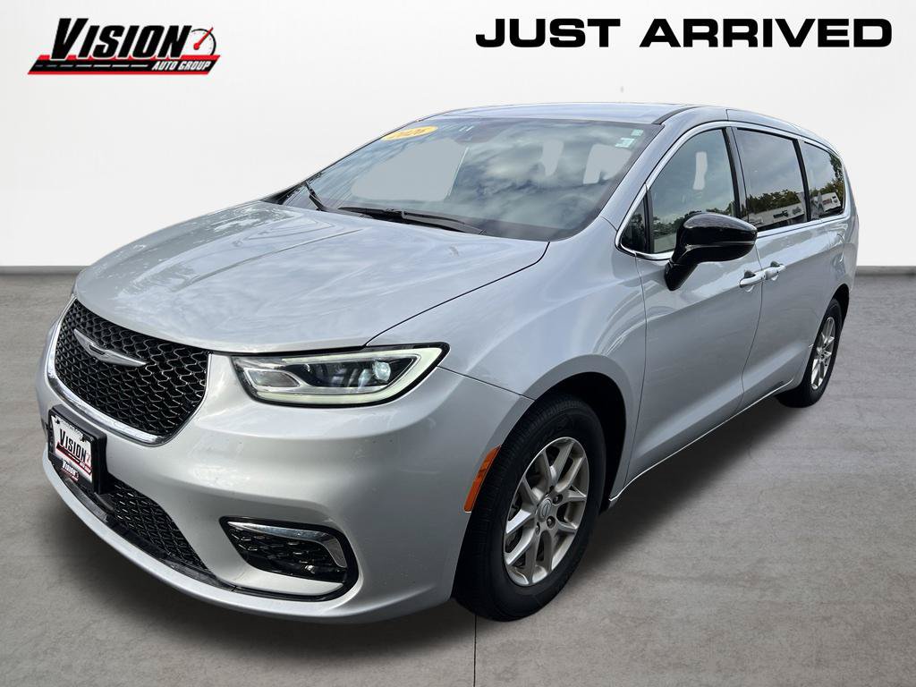 Used 2026 Chrysler Pacifica Select