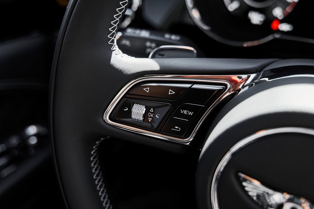 Used 2025 Bentley Bentayga AWD/4WD image 57